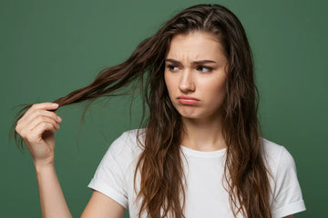 Descubre las causas del cabello graso y cómo controlar la producción excesiva de sebo para que puedas mantener tu melena limpia y saludable.